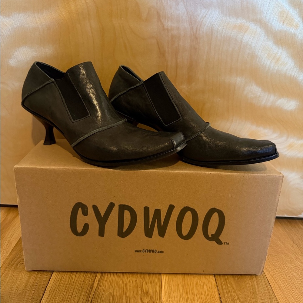 CYDWOQ Black Leather Heels